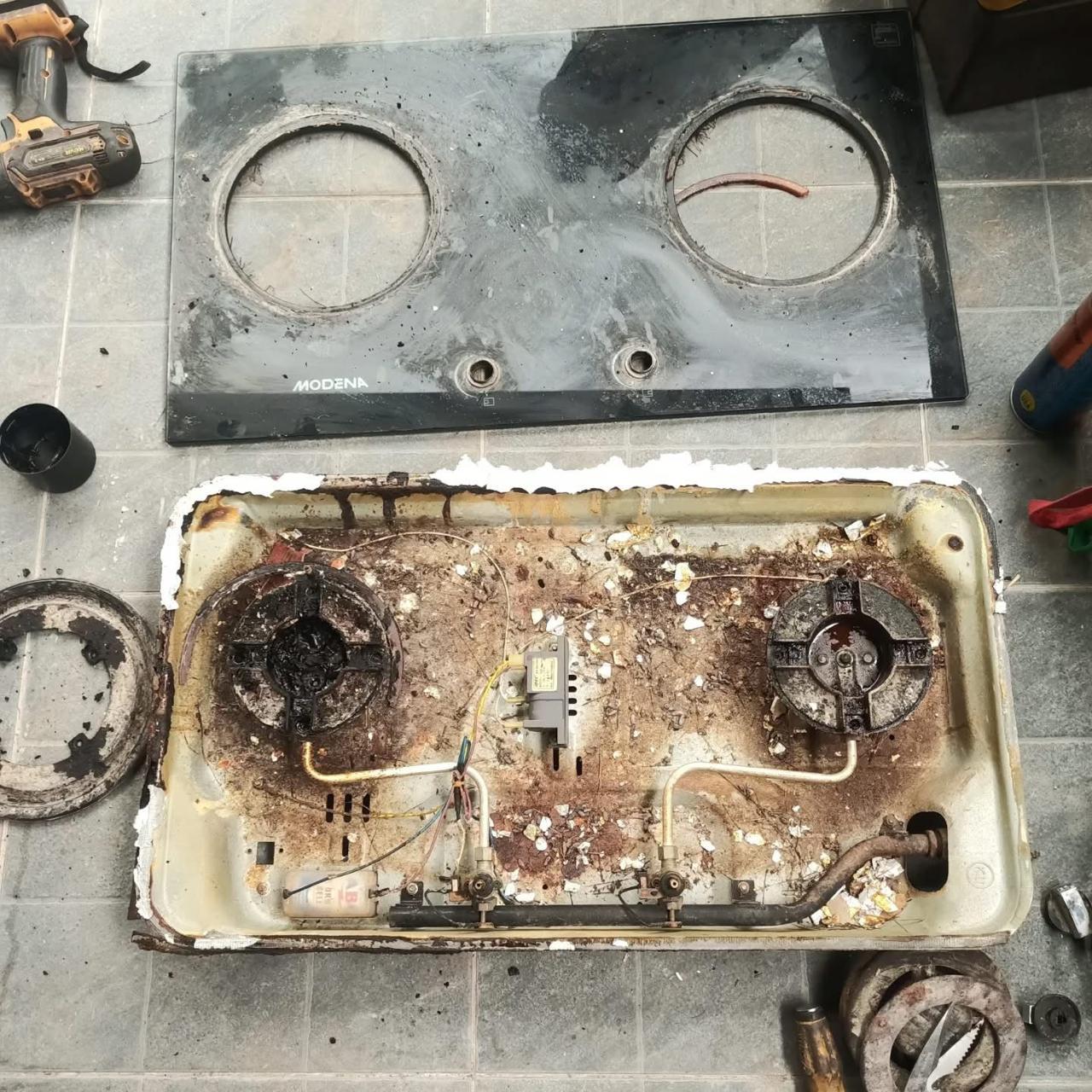 Pembongkaran Kaca Tempered Depan